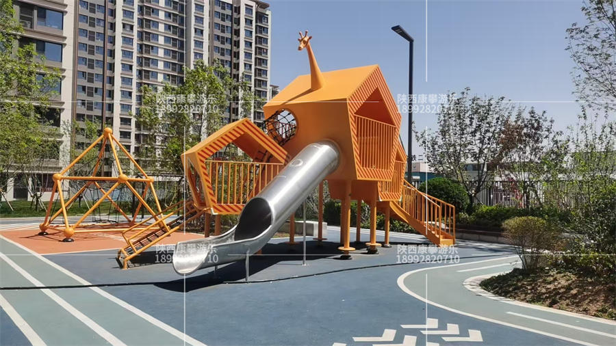 西安港务区某小区长颈鹿