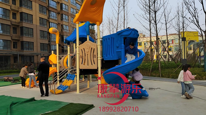 幼儿园滑梯