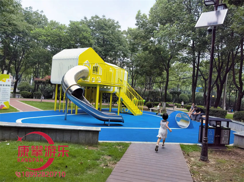 树屋造型滑梯