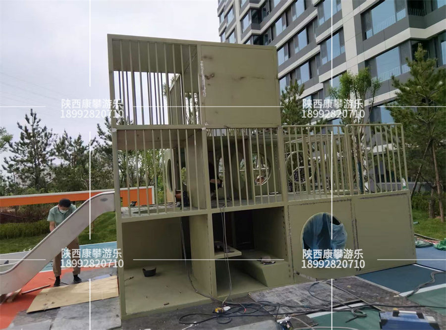 陕西榆林某小区非标儿童游乐设施安装现场